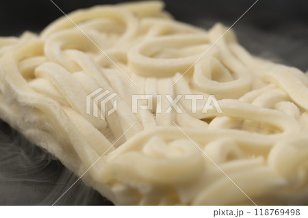 冷凍うどん 冷気漂う冷凍うどん 冷凍うどん 冷気漂う冷凍うどん 118769498