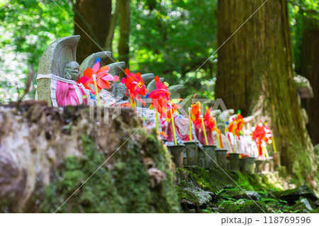 滋賀県愛知郡愛荘町　金剛輪寺（湖東三山）　参道の千体地蔵 118769596