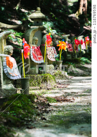 滋賀県愛知郡愛荘町　金剛輪寺（湖東三山）　参道の千体地蔵 118769598