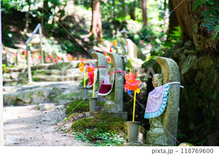 滋賀県愛知郡愛荘町　金剛輪寺（湖東三山）　参道の千体地蔵 118769600