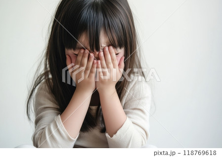 泣いている日本人の子供（児童虐待・ネグレクト・怒られる） 118769618