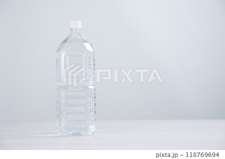 長期保存水のペットボトル 118769694