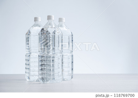 長期保存水のペットボトル 118769700
