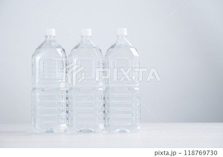 長期保存水のペットボトル 118769730
