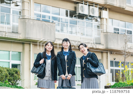 学校の前に立つ女子高校生 118769758