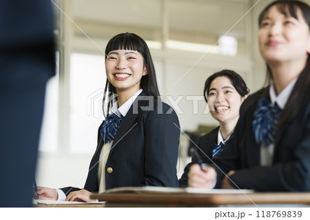 笑顔で授業を受ける女子高生 笑顔で授業を受ける女子高生 118769839
