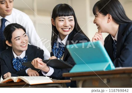 タブレットで勉強する女子高校生 タブレットで勉強する女子高校生 118769842