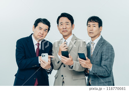 スマホを見るミドルのビジネスマン 118770081