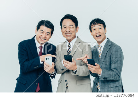 スマホを見るミドルのビジネスマン 118770084