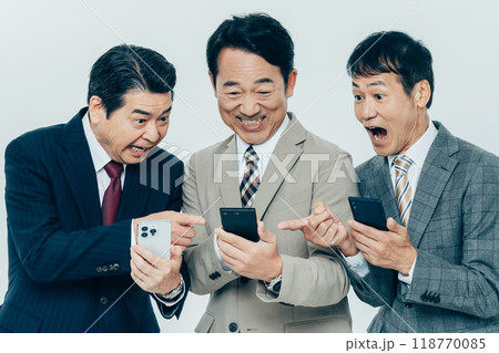 スマホを見るミドルのビジネスマン スマホを見るミドルのビジネスマン 118770085