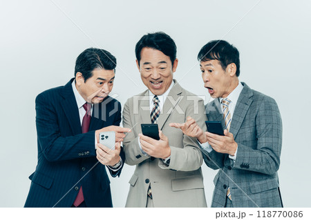 スマホを見るミドルのビジネスマン スマホを見るミドルのビジネスマン 118770086