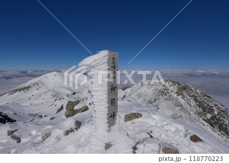 初冬の白山御前峰山頂標柱 118770223