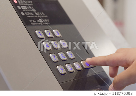 マンションのオートロック 118770398