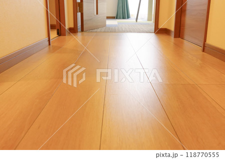 美しく輝くフローリング 118770555