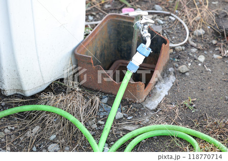 水道、蛇口、ホース、水、散水、屋外、水撒き、延長ホース、接続、ゴムホース、水道水、シンク、管、水道管 118770714