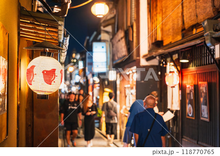 京都　夜の先斗町 118770765