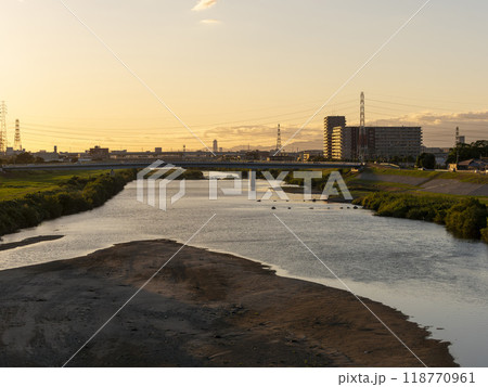 夕暮れの大阪を流れる大和川沿いの風景 118770961