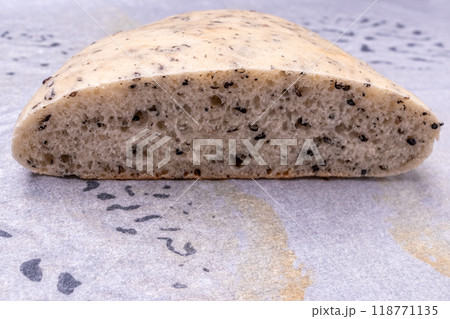 黒胡麻が入った焼きたてホワイトブレッド 118771135