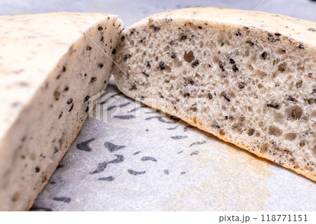 黒胡麻が入った焼きたてホワイトブレッド 118771151