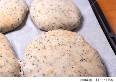 黒胡麻が入った焼きたてホワイトブレッド 118771190