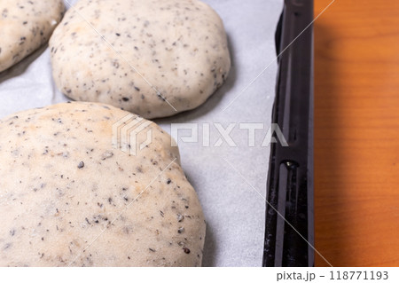 黒胡麻が入った焼きたてホワイトブレッド 118771193