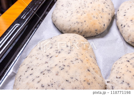 黒胡麻が入った焼きたてホワイトブレッド 118771198