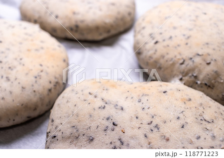 黒胡麻が入った焼きたてホワイトブレッド 黒胡麻が入った焼きたてホワイトブレッド 118771223