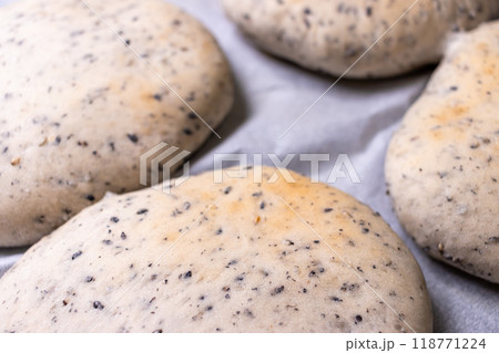 黒胡麻が入った焼きたてホワイトブレッド 黒胡麻が入った焼きたてホワイトブレッド 118771224