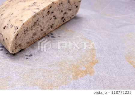 黒胡麻が入った焼きたてホワイトブレッド 黒胡麻が入った焼きたてホワイトブレッド 118771225