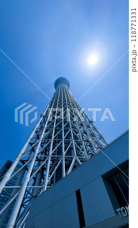 steel structure in the city 118771331
