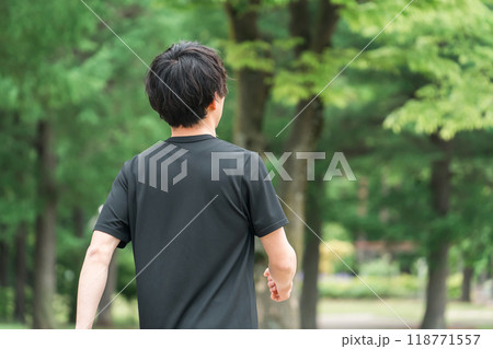 公園を歩く・ウォーキングする男性・スポーツマン・アスリート 118771557