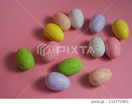 Painted quail eggs on a pink background. Easter decorations.  118772863