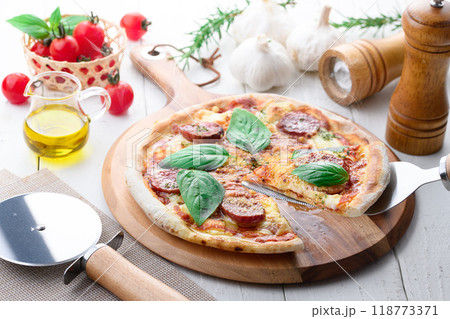 サラミとバジルをたっぷりのせたイタリアンピザ 118773371