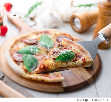 サラミとバジルをたっぷりのせたイタリアンピザ サラミとバジルをたっぷりのせたイタリアンピザ 118773384