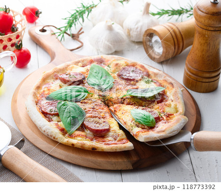 サラミとバジルをたっぷりのせたイタリアンピザ サラミとバジルをたっぷりのせたイタリアンピザ 118773392