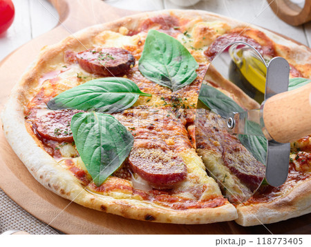 サラミとバジルをたっぷりのせたイタリアンピザ サラミとバジルをたっぷりのせたイタリアンピザ 118773405