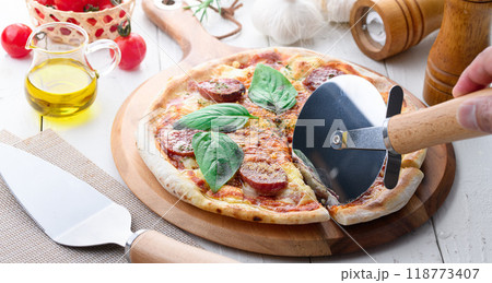 サラミとバジルをたっぷりのせたイタリアンピザ サラミとバジルをたっぷりのせたイタリアンピザ 118773407