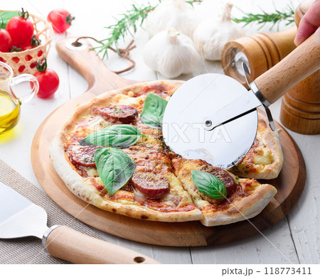 サラミとバジルをたっぷりのせたイタリアンピザ サラミとバジルをたっぷりのせたイタリアンピザ 118773411