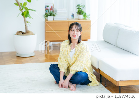 リビングでくつろぐ若い女性 リビングでくつろぐ若い女性 118774516