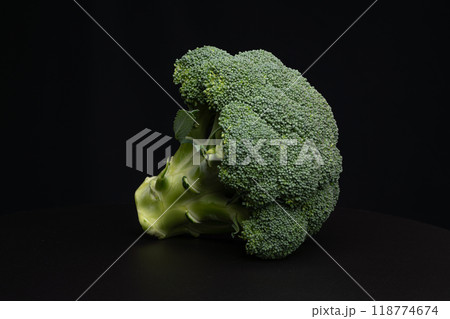 ブロッコリーの黒背景写真 ブロッコリーの黒背景写真 118774674