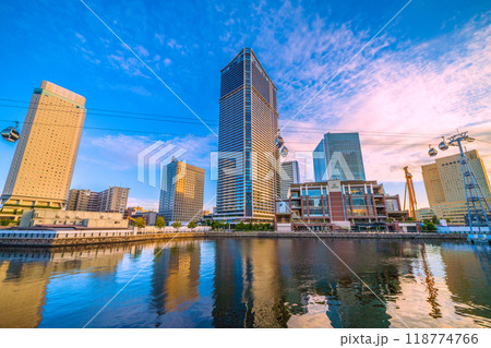 日本の横浜都市景観　9月。桜木町駅前のザ・タワー横浜北仲や横浜市役所、ワシントンHなどを望む＝26日 118774766