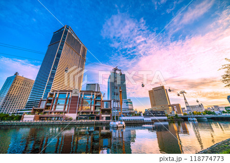 日本の横浜都市景観　9月。桜木町駅前のザ・タワー横浜北仲や横浜市役所、ワシントンHなどを望む＝26日 118774773