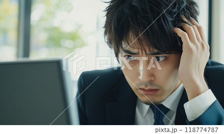 ストレスを抱えるビジネスマン 118774787