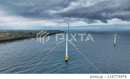 富山県入善町の海岸線と洋上風力発電風車 118774976