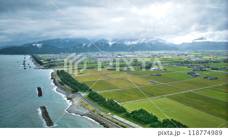 富山県入善町の海岸線と洋上風力発電風車 118774989
