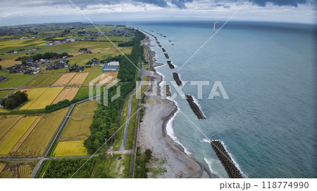 富山県入善町の海岸線と洋上風力発電風車 富山県入善町の海岸線と洋上風力発電風車 118774990