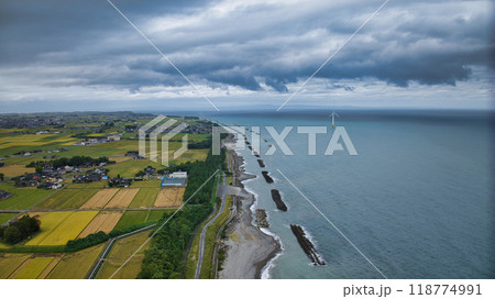 富山県入善町の海岸線と洋上風力発電風車 富山県入善町の海岸線と洋上風力発電風車 118774991