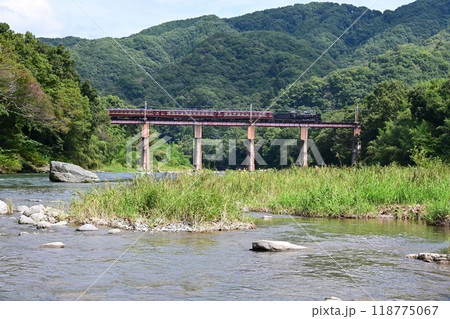秩父鉄道　SLパレオエクスプレス　長瀞　荒川橋梁を渡る 118775067