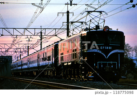 夕暮れの高崎線を走る臨時列車 夕暮れの高崎線を走る臨時列車 118775098