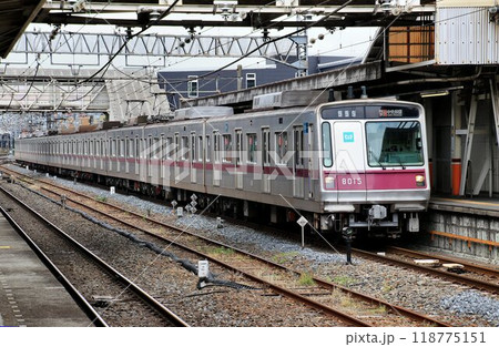 廃止された春日部駅・旧1番線に停まる… 半蔵門線8000系 118775151